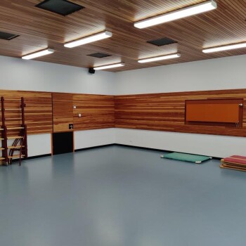 binnenzijde speellokaal met blauwe vloer